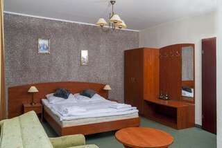 Отель Hotel Paradiso Suchedniów Двухместный номер с 1 кроватью или 2 отдельными кроватями-5